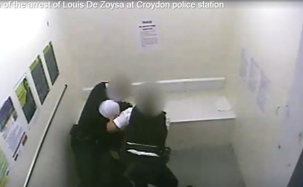 拚盘/嫌犯双手反铐竟能用3动作杀警!手枪藏这躲过盘查 全程影片曝