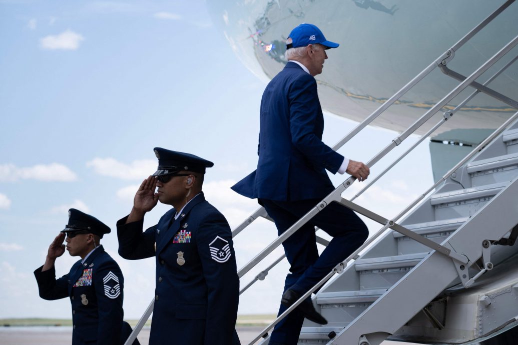  拜登出席空军学院毕业礼摔倒全场惊呼　幸无大碍