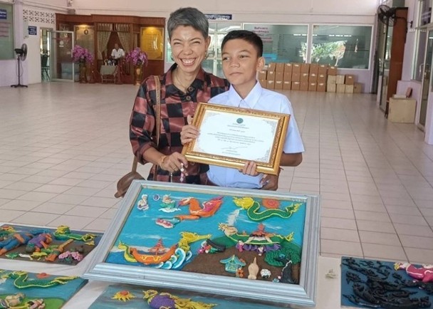 拼盘／10岁男童卖黏土画为病母筹医药费　孝举感动全国