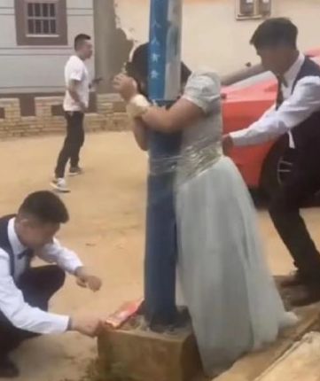 拼盘／云南伴娘遭绑电线杆　脚底点鞭炮狂炸！婚闹现场画面流出惹议