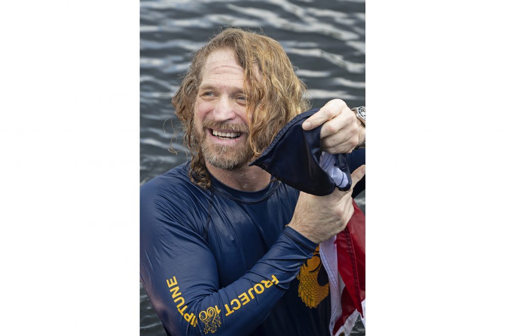 拼盘／再破水下生活最长纪录！美教授时隔百日重回陆地