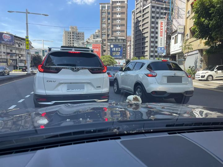 拼盘/开车停红灯听巨响 竟见美食“降肉”引擎盖上!网笑翻:谁吃的