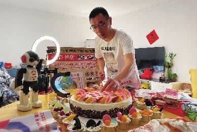 拼盘/湖南男子找到被拐22年儿子 这些年准备生日礼物26件