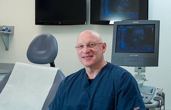 拼盘／用自己精子让患者怀孕生9孩　医搭手工飞机突然“空中解体”身亡