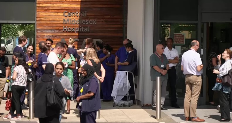 持刀男闯医院捅伤2人 病人匿护士房躲避