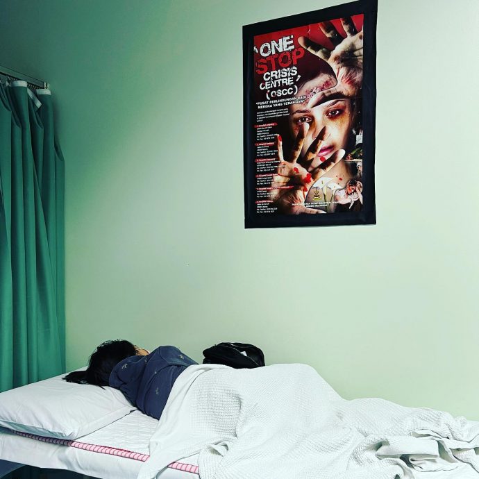 指补习中心院长叫学生鞭打同学 母:小女儿被打60下