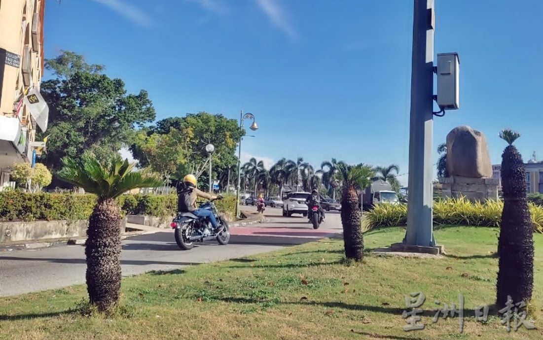 摩托车骑士不慎跌倒 安顺市区转弯处设路墩