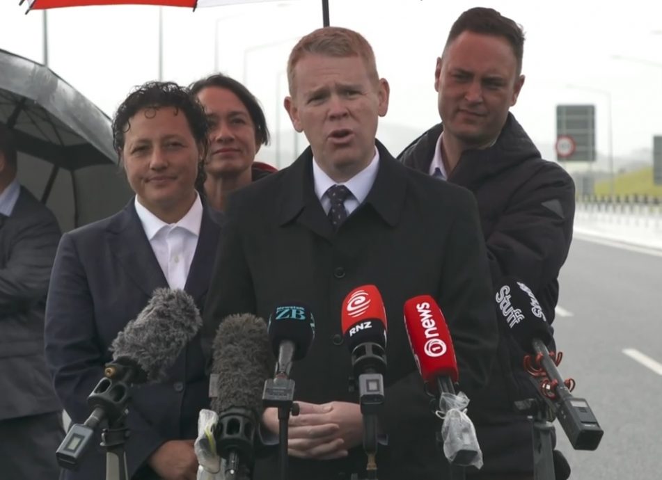 改口猛赞昔日痛批的工程 纽总理尴尬认说错话