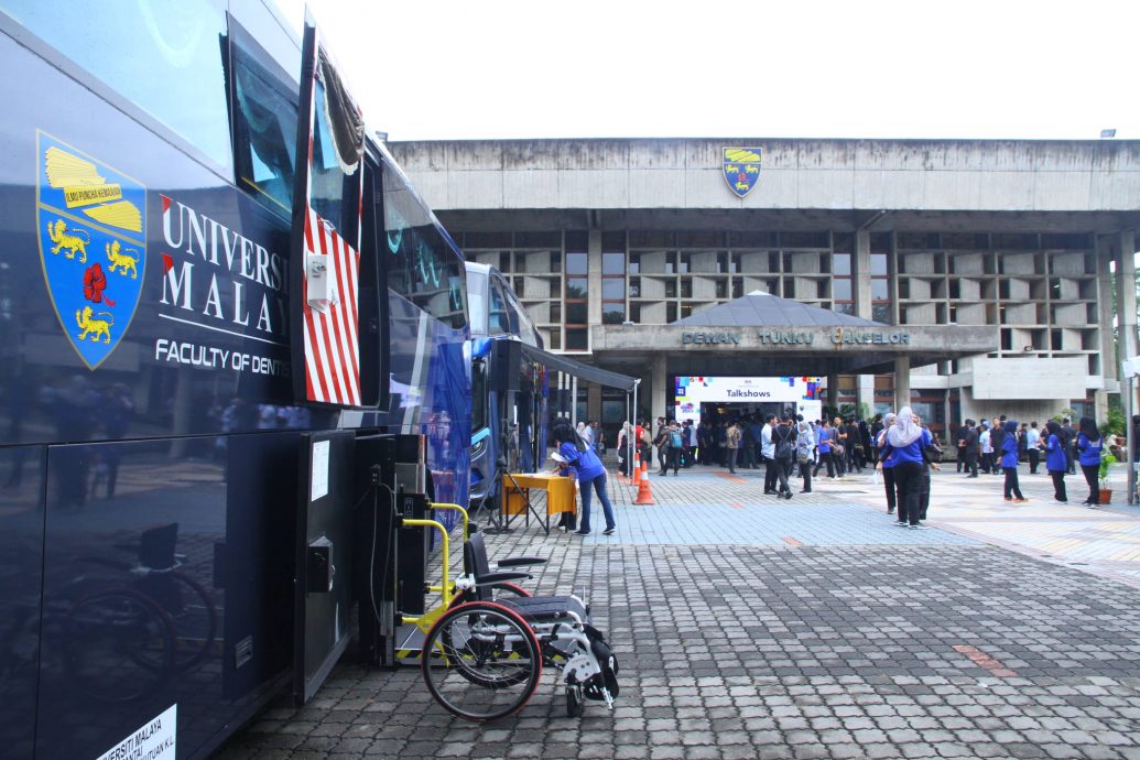 政府大学生可居家上网课!部长:仅第一及最后一年须回校