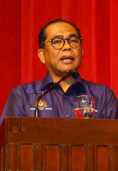 政府大学生可居家上网课!部长:仅第一及最后一年须回校