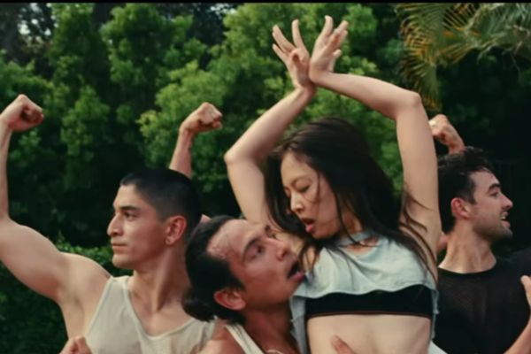 新剧限制级舞姿被批 韩媒爆Jennie自愿演出