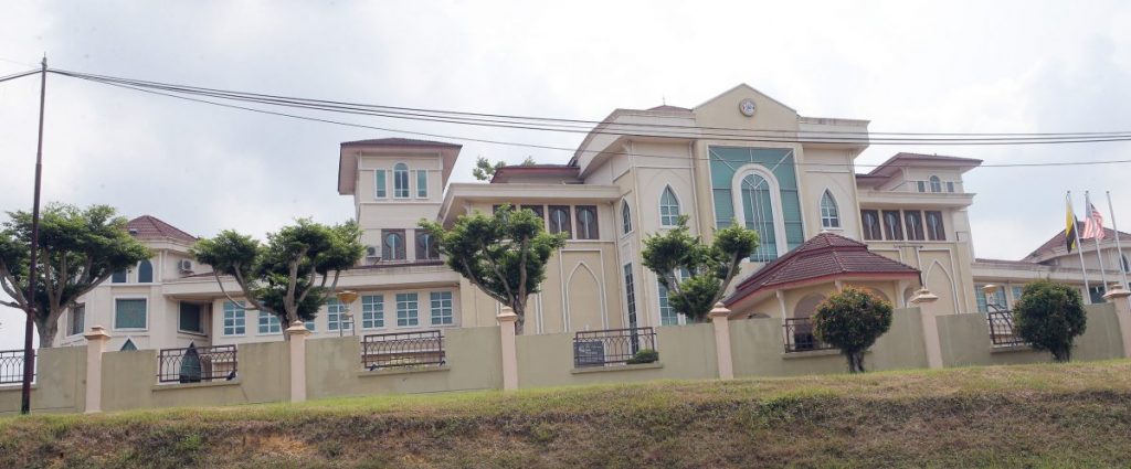 新告示牌注明每天收费 牙也县议会:周末公假无抄牌