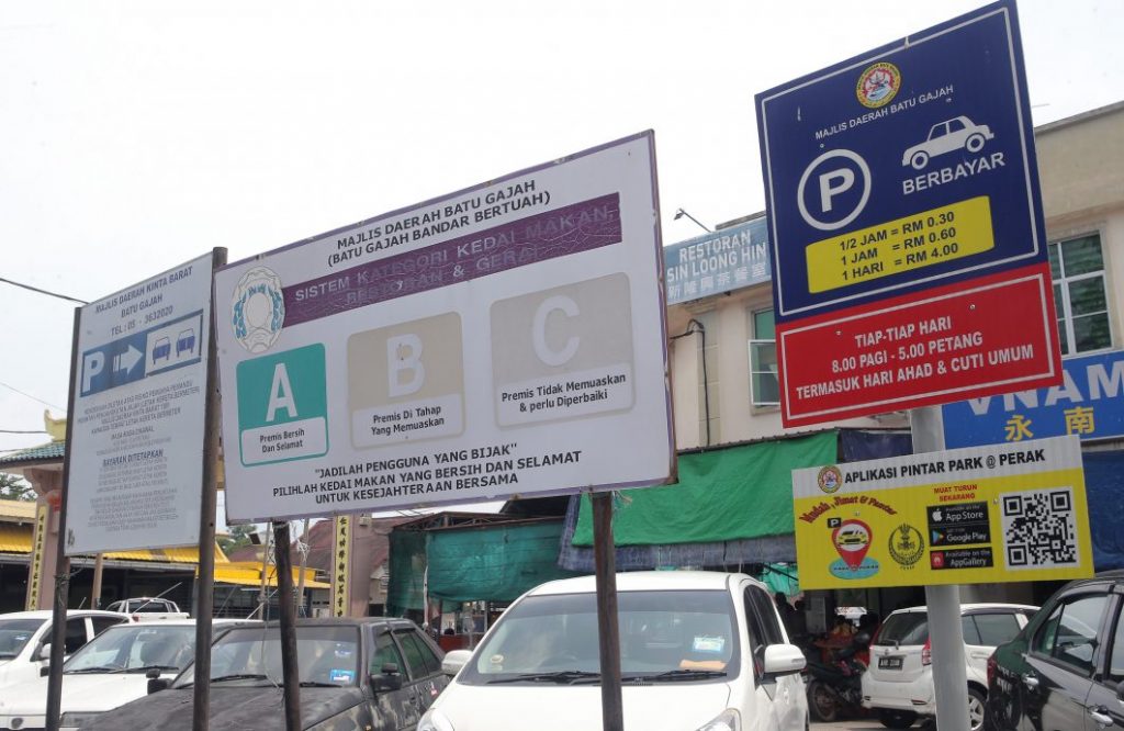 新告示牌注明每天收费 牙也县议会:周末公假无抄牌