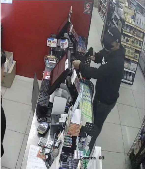 无业男持玩具枪抢5间便利店