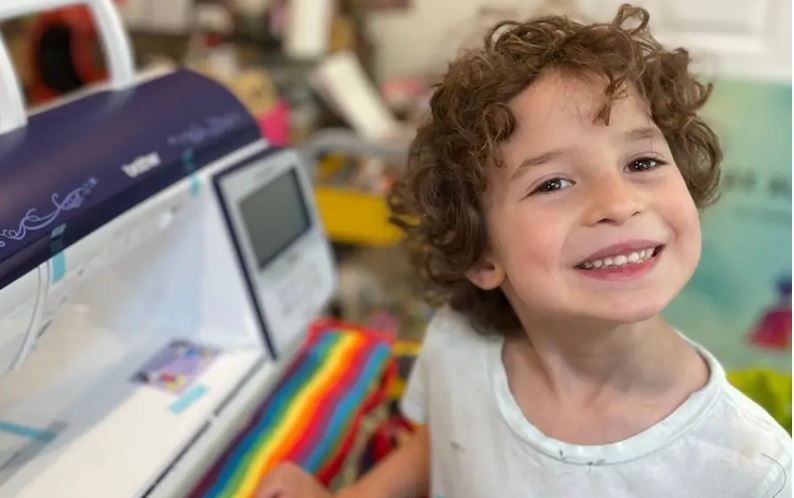 暖势力  7岁男童 成网红时装设计师