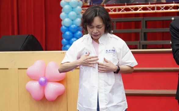 暖势力 / 创校百年男子高中「首位女毕业生」是她 校长颁奖暖哭全场