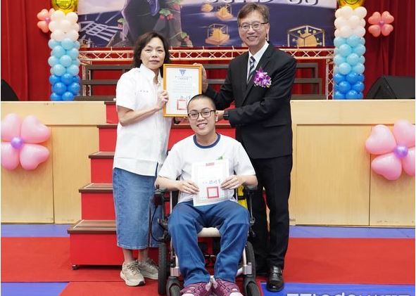 暖势力 / 创校百年男子高中「首位女毕业生」是她 校长颁奖暖哭全场