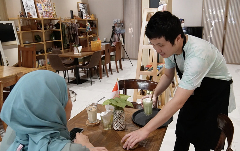印尼咖啡厅雇自闭症服务生 老板:愿提供谋生空间