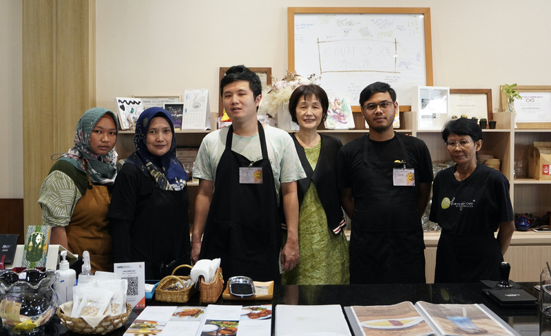 印尼咖啡厅雇自闭症服务生 老板:愿提供谋生空间