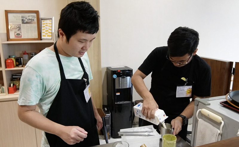 印尼咖啡厅雇自闭症服务生 老板:愿提供谋生空间