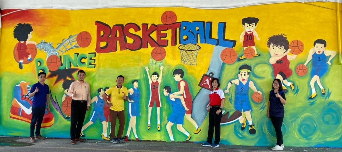 华小英文老师不忘初心,将对教育的热忱通过手中画笔,为校园彩绘绚丽壁画。