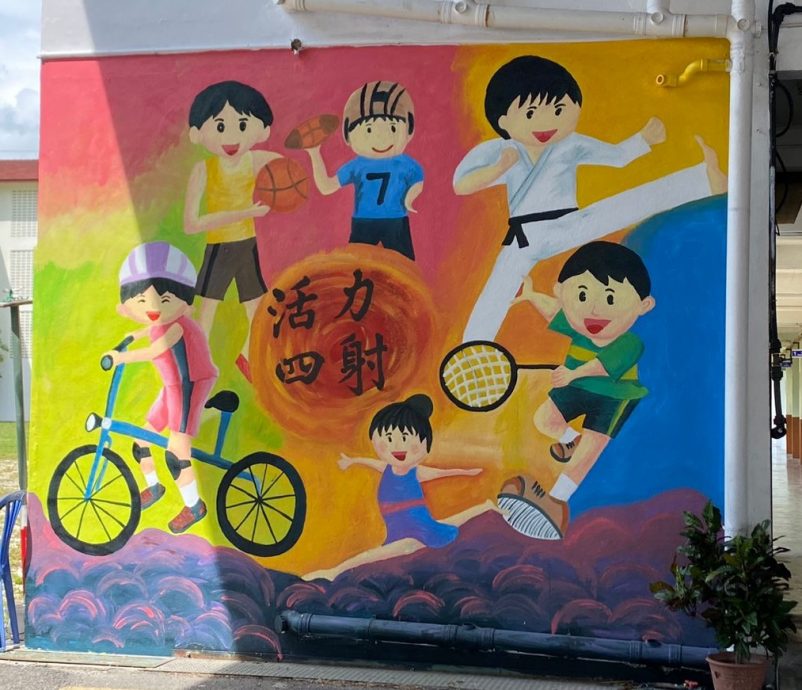 华小英文老师不忘初心,将对教育的热忱通过手中画笔,为校园彩绘绚丽壁画。