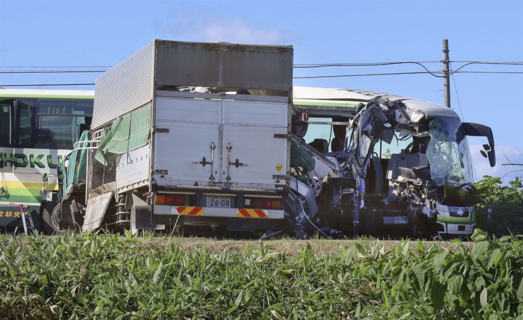 更新图文/日本北海道严重车祸 货车撞巴士酿5死