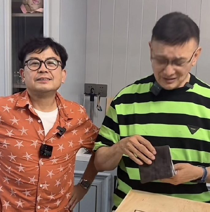 曹查理直播不停擦汗 网忧健康出问题