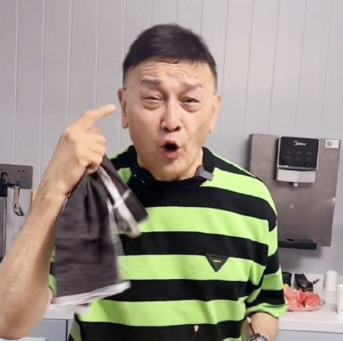 曹查理直播不停擦汗 网忧健康出问题