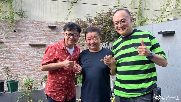 曹查理直播不停擦汗 网忧健康出问题