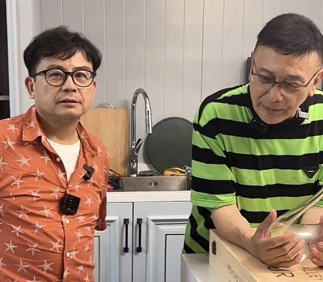 曹查理直播不停擦汗 网忧健康出问题