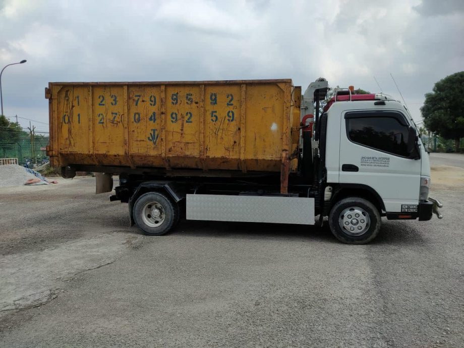 未成年开车又一单·13岁少年开罗里上路!