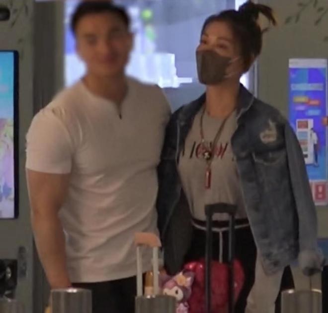 机场搂吻猛男照疯传 李彩桦疑恋小16岁鲜肉