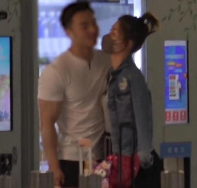 机场搂吻猛男照疯传 李彩桦疑恋小16岁鲜肉