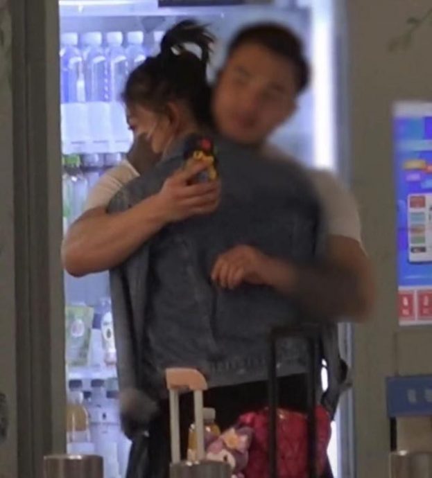 机场搂吻猛男照疯传 李彩桦疑恋小16岁鲜肉