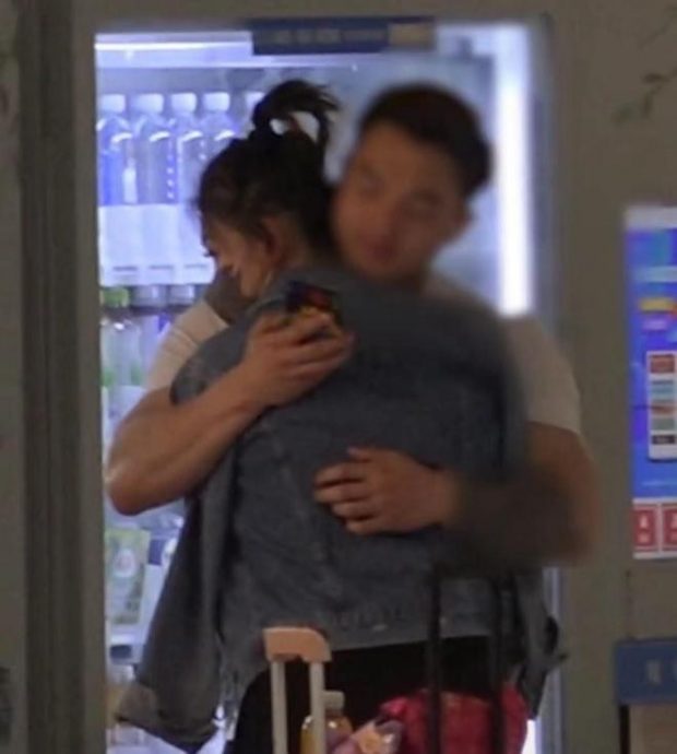 机场搂吻猛男照疯传 李彩桦疑恋小16岁鲜肉