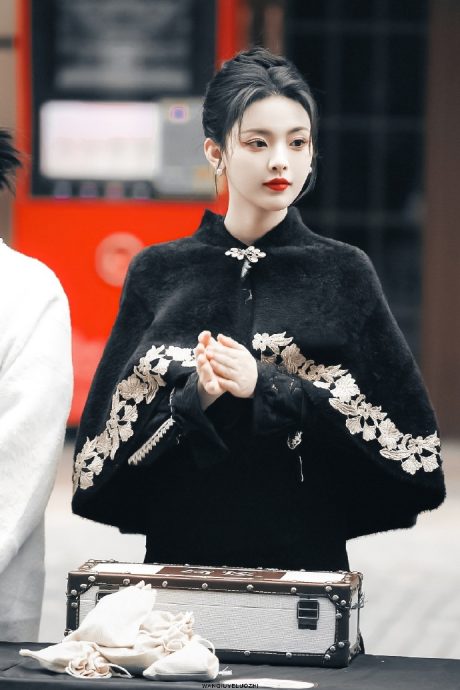 杨超越模仿虞书欣角色台词遭恶评 本人疑发文回怼 	