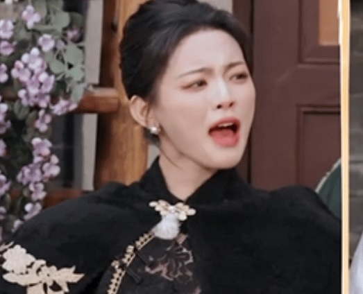 杨超越模仿虞书欣角色台词遭恶评 本人疑发文回怼 	