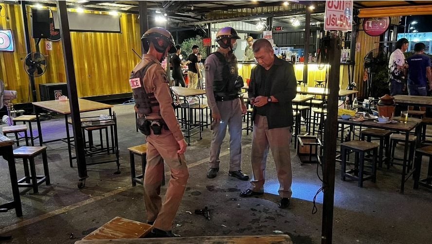 枪手与食客激烈驳火 餐厅枪战一死一逃