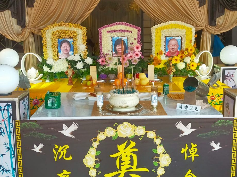 柔: 遗像棺木并排令人唏嘘 郑家三口遗体运返村