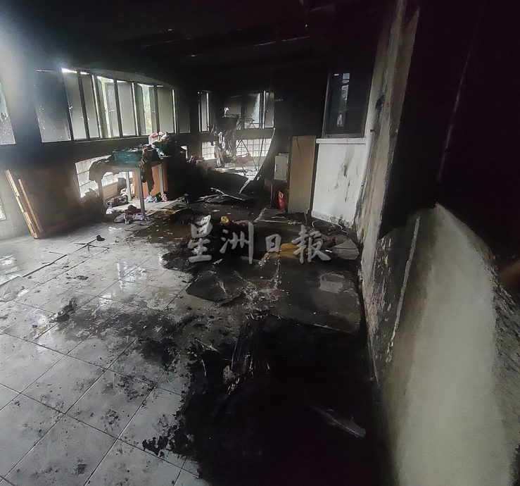 柔:半独立式住宅着火 女子呼吸急促送院