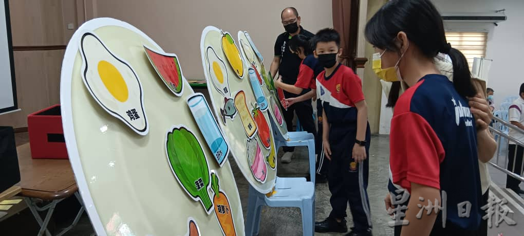 柔:头条之一:本报活动:东甲启明二校671学生,快乐学习均衡饮食