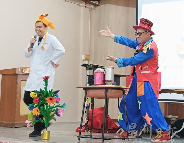 柔：头条之一：本报活动：东甲启明二校671学生，快乐学习均衡饮食