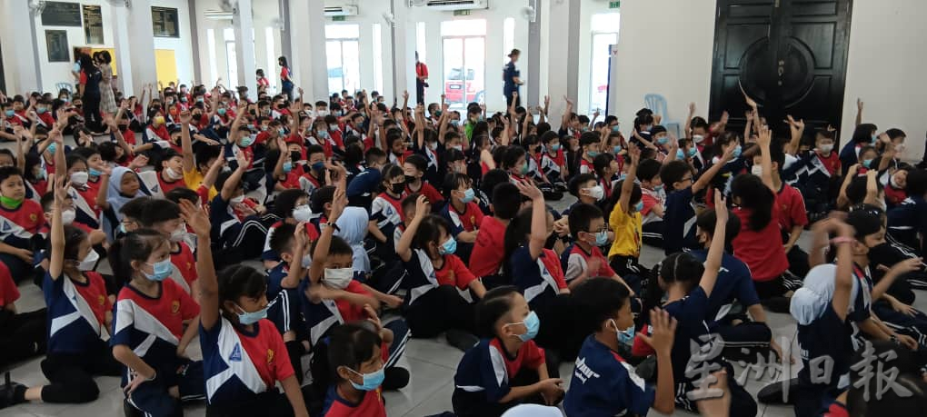 柔：头条之一：本报活动：东甲启明二校671学生，快乐学习均衡饮食