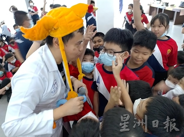 柔：头条之一：本报活动：东甲启明二校671学生，快乐学习均衡饮食