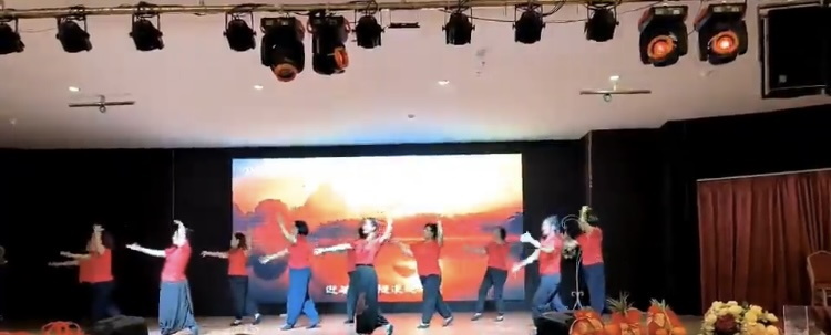 柔:封底:时尚记事簿(24/6见报):昔加末吹起古典民族舞风潮