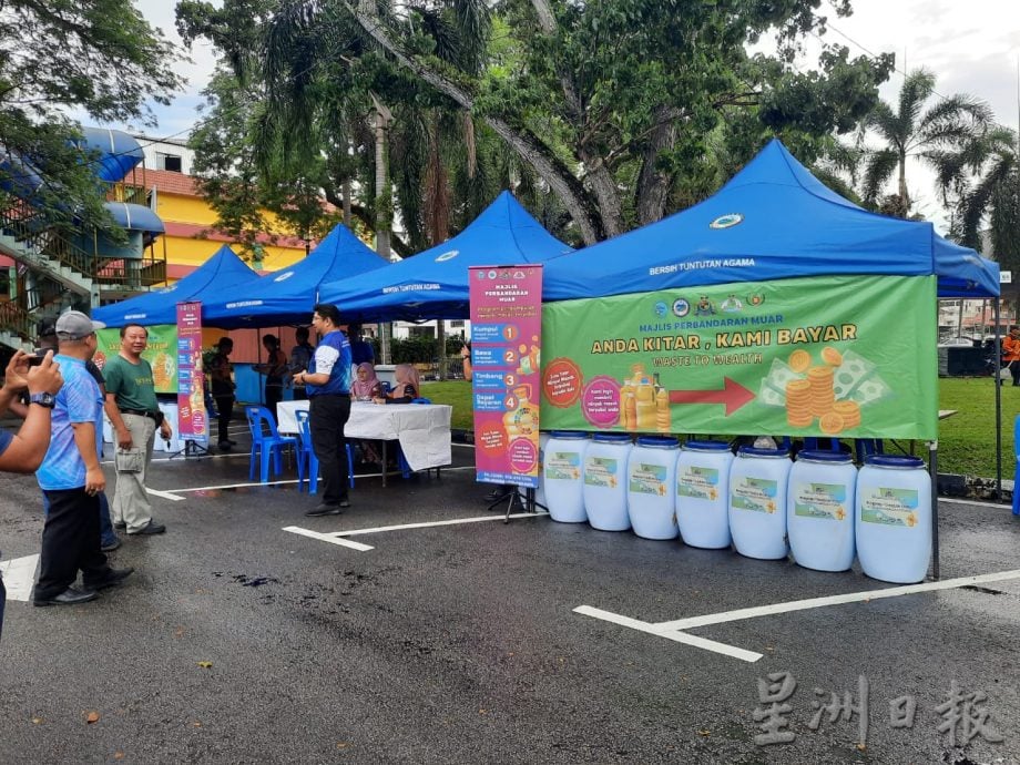 柔:新闻: 回收废食油每公斤RM2 麻市会鼓励市民参与赚收入