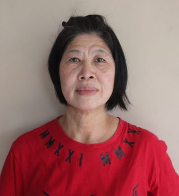 柔:新闻: 地点:新山柔佛再也德拉黛 狂风大雨袭击 吹飞屋瓦 居民忙修屋顶清理家园
