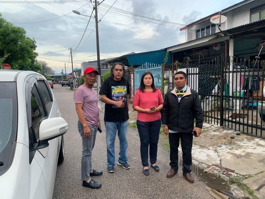 柔:新闻: 地点:新山柔佛再也德拉黛 狂风大雨袭击 吹飞屋瓦 居民忙修屋顶清理家园
