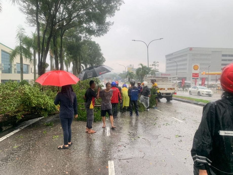 柔：新闻： 地点：新山柔佛再也德拉黛  狂风大雨袭击 吹飞屋瓦  居民忙修屋顶清理家园